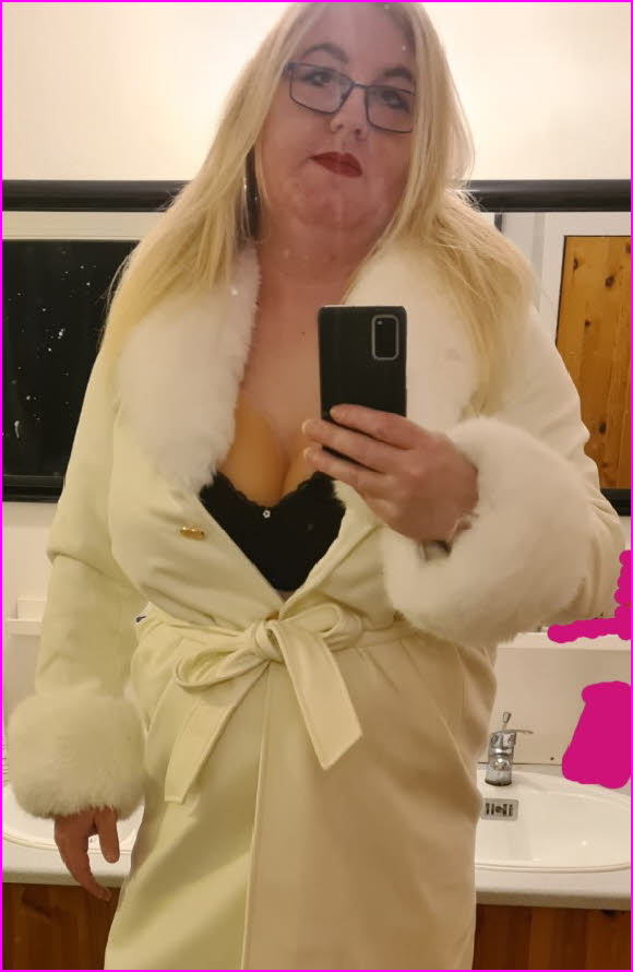 Loser male transforms into blonde sissy slut to attract hung guys
