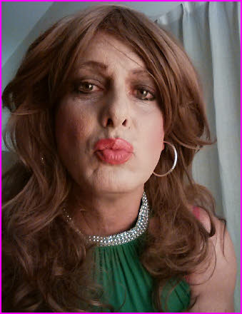 Cross-dressing sissy Sarah Sassie
