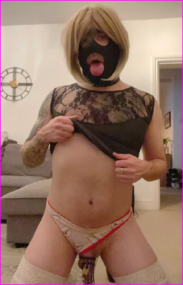 If women see this pathetic photo of exposed sissy Scarlet, he will never get laid again