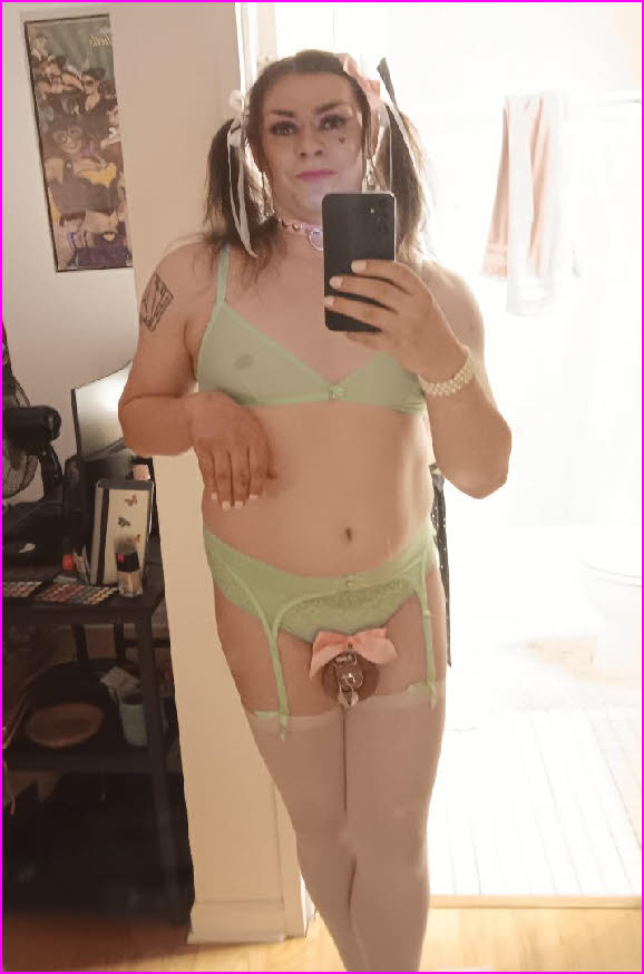 Limp-wristed sissy loser KylieKiss wraps his tiny little penis in a bow Limp-wristed sissy loser KylieKiss wraps his tiny little penis in a bow