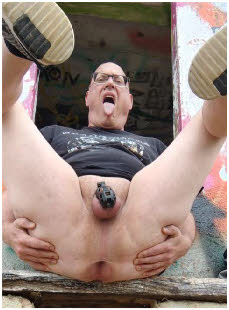 Chastity fag Jens from Wiesbaden wants a hard cock in every orifice